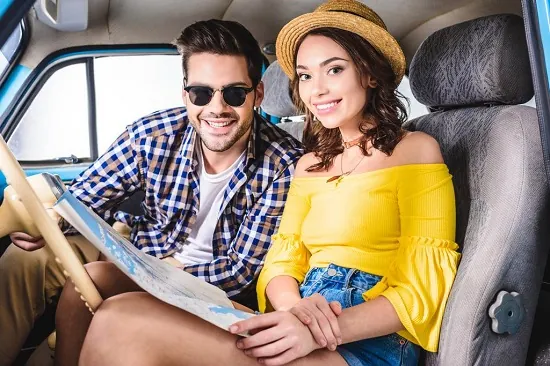 Otomobil içindeki iki kişi, temsili sürüş fotoğrafı