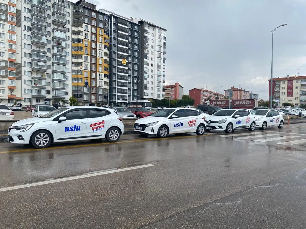Sincan Uslu Sürücü Kursu eğitim otomobilleri, park alanında
