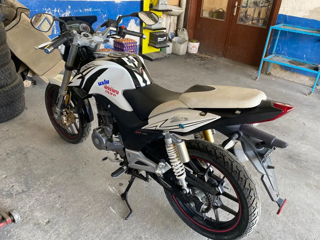 Uslu Sürücü Kursu motosiklet eğitim aracı, arkadan görünüm