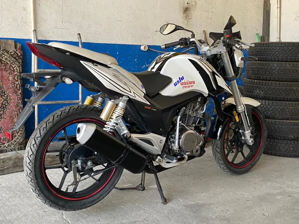 Uslu Sürücü Kursu logolu motosiklet eğitimi aracı, yandan görünüm