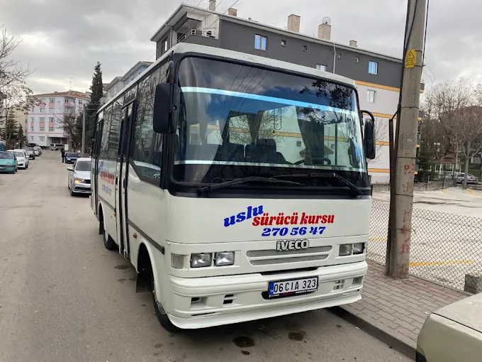 Uslu Sürücü Kursu logolu eğitim minibüsü