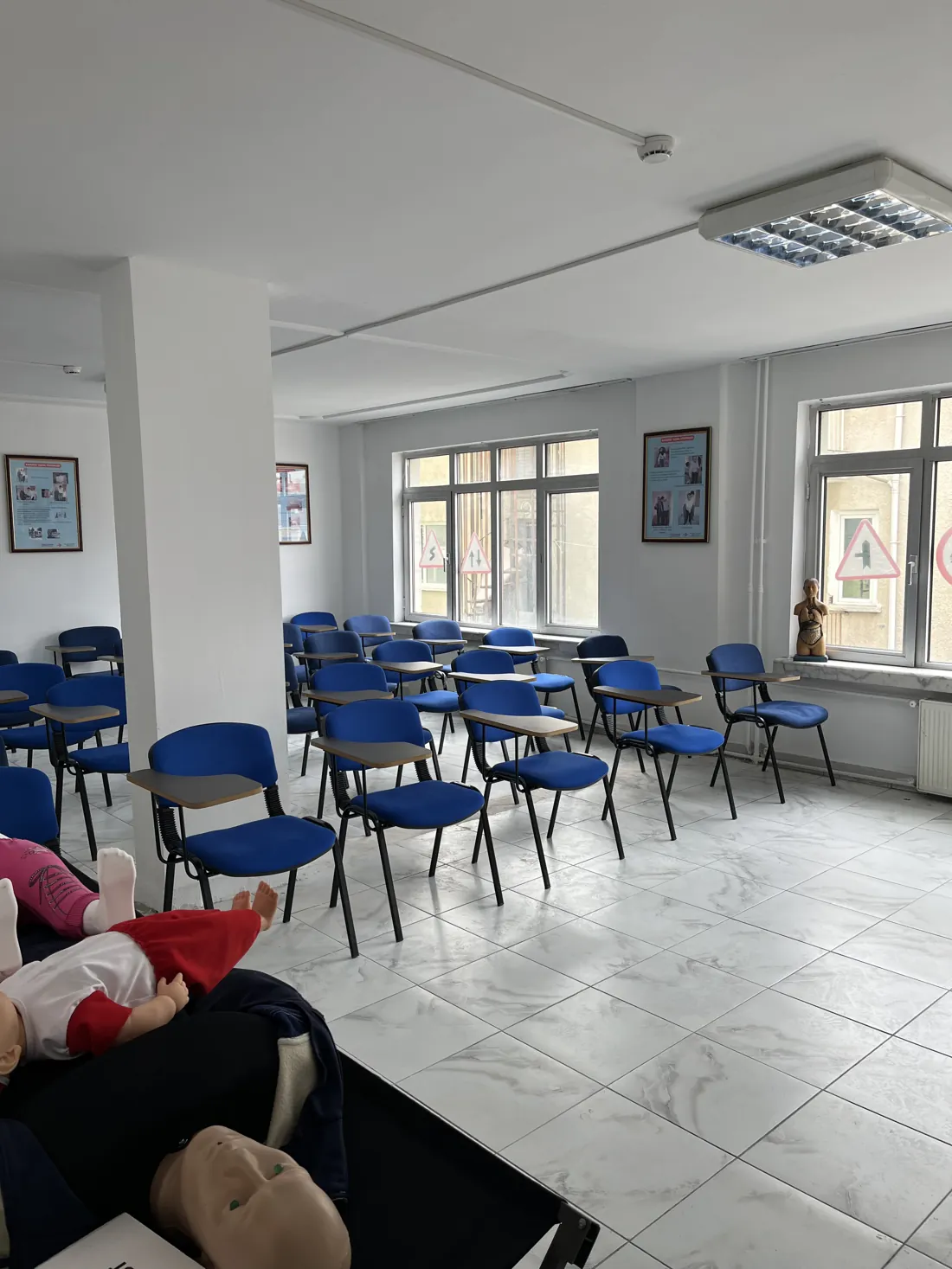 Teorik eğitim sınıfı ve ilk yardım eğitim mankenleri