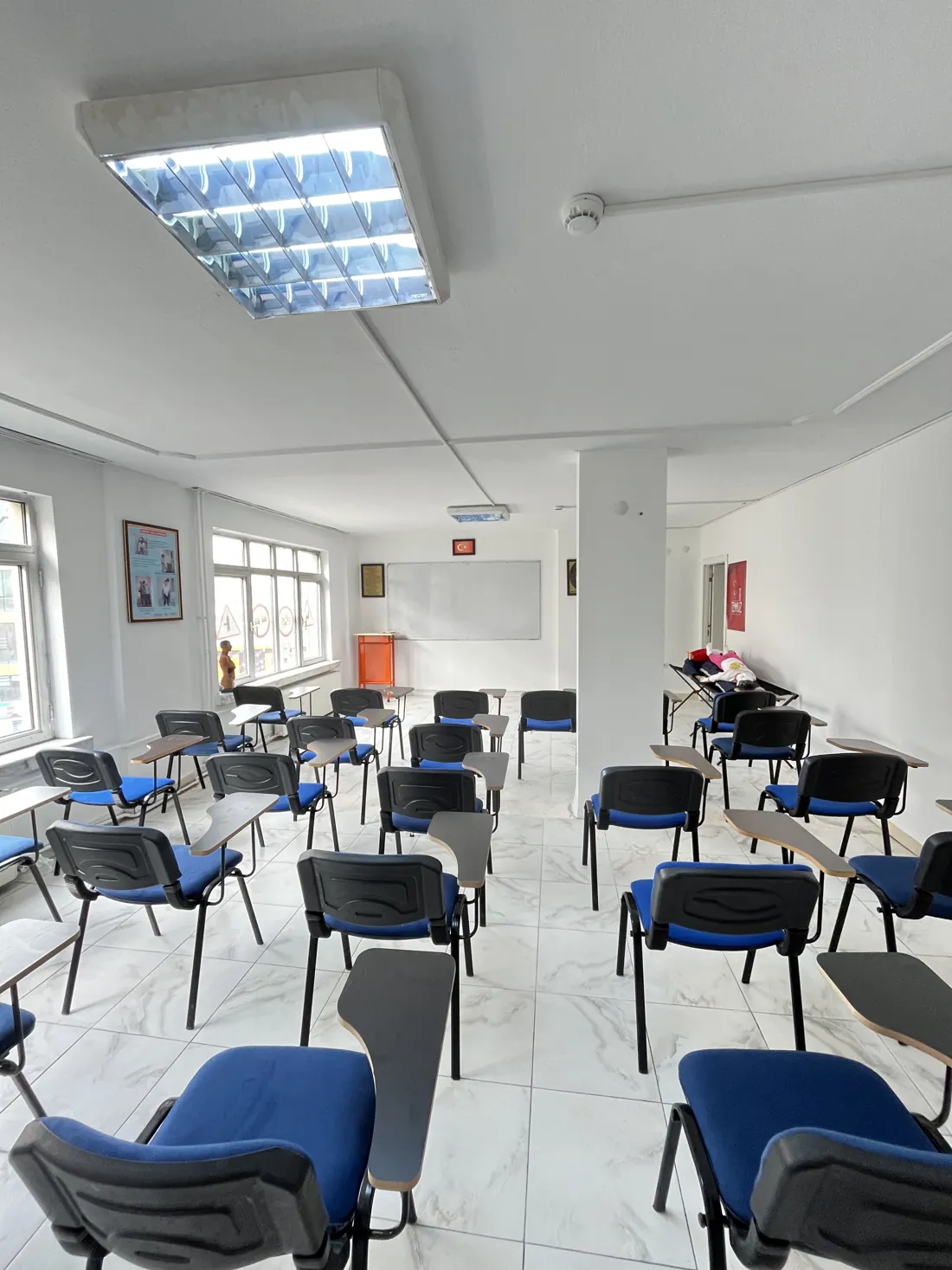 Geniş teorik eğitim sınıfı